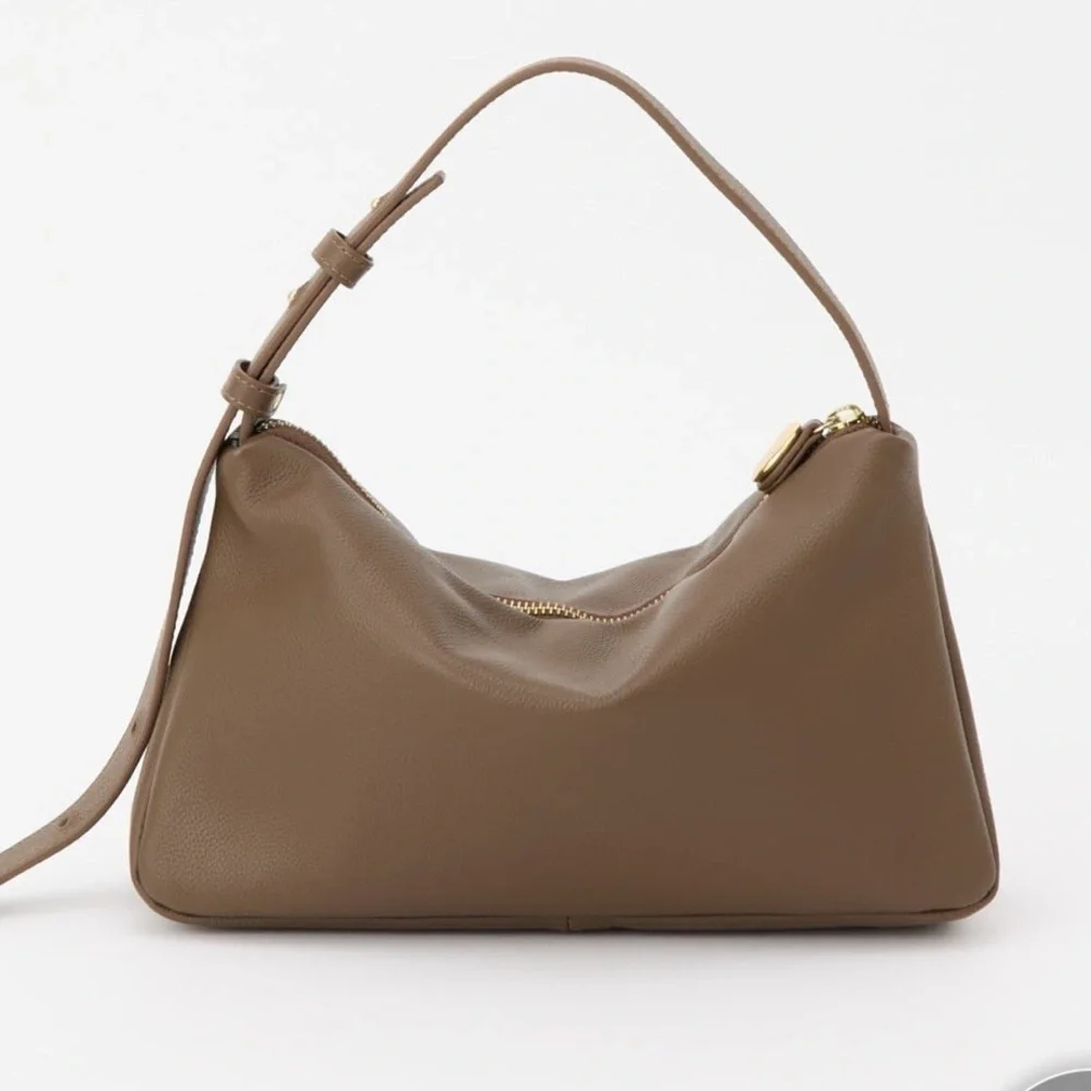 Elegant Brown Leather Shoulder Bag - Picture 6 of 8
